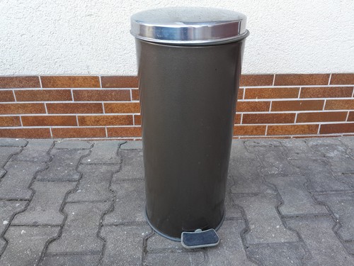 Großer gebrauchter treteimer - gebrauchter,